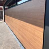 Portão com Lambri Amadeirado e Vidros Refletivos