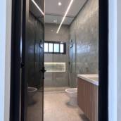 Porta de Alumínio na Cor Preto Fosco com Vidro Refletivo