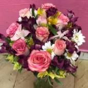 Arranjo de Rosas com Astromélias - Elegância e Sofisticação em Cada Detalhe - Ourinhos/SP