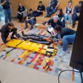 O Treinamento de Primeiros Socorros tem como objetivo capacitar os participantes a reconhecer emergências e aplicar técnicas básicas de atendimento imediato a vítimas de acidentes ou mal súbito, até a chegada do serviço médico especializado.

Objetivos

Atender à legislação vigente (NR-7, NR-23 e NR-35, entre outras que exigem preparo em emergências);
Ensinar os colaboradores a agir de forma rápida, segura e eficiente em situações críticas;
Reduzir a gravidade de acidentes e aumentar as chances de sobrevivência da vítima;
Promover a cultura de prevenção e cuidado dentro da empresa;