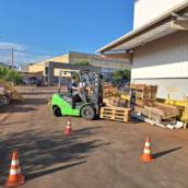 O Treinamento NR-11 – Operação de Empilhadeira é um curso obrigatório para todos os profissionais que operam empilhadeiras em ambientes industriais, comerciais e logísticos. Ele garante que o operador esteja devidamente capacitado para manusear o equipamento de forma segura, eficiente e em conformidade com a legislação.

Objetivos

Atender às exigências da Norma Regulamentadora nº 11 (NR-11);
Capacitar operadores para a condução, movimentação e estocagem de materiais com empilhadeira;
Prevenir acidentes e danos ao patrimônio;
Ensinar procedimentos de inspeção, manutenção básica e segurança operacional;
Promover a conscientização sobre boas práticas de logística e transporte interno.