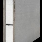 Blocos monolíticos com dimensões de 90x68 cm, espessuras 10, 13, 15 e 20cm e peso de apenas 30kg. Os blocos são compostos por 3 camadas: placas cimentícias aditivadas, núcleo em EPS e malha de polipropileno para a vedação de paredes, garantindo resistência, conforto termoacústico e eficiência na instalação dos blocos.

Este produto obteve excelentes resultados nos testes de aderência à Norma de Desempenho.