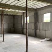 Bloco cimentício de vedação de alta resistência e termo-acústico com EPS anti-chama.