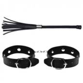 Kit Simples, confeccionado em couro sintético composto por chicotinho e algema bracelete fina.