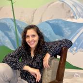 A vida, às vezes, nos convida a pausar, respirar e olhar para dentro.
A Psicoterapia Centrada na Pessoa é um espaço para isso — um encontro onde você pode ser quem é, sem pressa e sem julgamentos. Inspirada nas ideias de Carl Rogers e Eugene Gendlin, essa abordagem acredita que dentro de cada pessoa existem os recursos necessários para crescer, se compreender e se transformar.

Aqui, a escuta é autêntica, o acolhimento é genuíno e o foco está na sua experiência vivida.
Ao longo do processo, você é convidado(a) a se reconectar com seus sentimentos, percepções e sensações corporais, favorecendo o autoconhecimento, a autenticidade e o florescimento pessoal.

Ideal para quem busca compreender a si mesmo, lidar com emoções difíceis e viver de forma mais coerente com o próprio sentir.