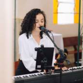 Música ao vivo com piano e voz para eventos especiais. Repertório versátil e personalizado para casamentos, recepções, confraternizações, jantares e momentos íntimos. A apresentação une sensibilidade e técnica, criando uma atmosfera elegante e emocionante.