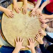 A musicalização infantil é um processo que vai além do ensino da música: ela estimula a criatividade, a concentração, a coordenação motora, a socialização e a expressão emocional das crianças. Através de jogos, canções, instrumentos e atividades lúdicas, a criança vivencia a música de forma prazerosa e significativa.

Meu trabalho é criar experiências musicais que respeitam o tempo e a individualidade de cada criança, despertando nelas o amor pela música e contribuindo para seu desenvolvimento integral.