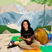 A musicoterapia é uma prática clínica e científica que utiliza elementos sonoros e musicais — como ritmo, melodia, harmonia e improvisação — para promover saúde, desenvolvimento e bem-estar. Através de experiências musicais planejadas, busca-se estimular processos cognitivos, motores, emocionais e sociais, favorecendo a comunicação, a expressão e a integração.

O atendimento é direcionado tanto a crianças quanto a adultos, incluindo pessoas neurotípicas e neurodivergentes, em contextos de saúde, educação e inclusão. Cada processo terapêutico é estruturado conforme as necessidades individuais, permitindo que a música atue como mediadora no desenvolvimento de habilidades e na ampliação da qualidade de vida.