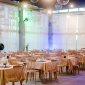 Buffet completo com locação de espaço, serviços, comida, bebida e decoração 
