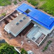 Visão de drone obra Santa Cristina I próxima à represa: destaque em alto padrão