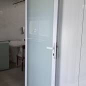 Porta de Giro em Alumínio Branco com Vidro Jateado