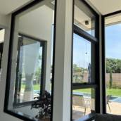 Janela Maxim-Ar com Tela Mosquiteira – VerticalGlass Esquadrias de Alumínio e Vidros em Jaú, SP