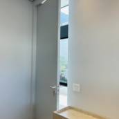 Porta Interna de ACM Branca – VerticalGlass Esquadrias de Alumínio e Vidros em Jaú, SP