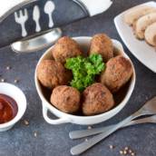 Porção de Bolinho de Mandioca com Carne Seca 