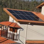 Sistema solar híbrido de 6,5 kWp em Novo Bento Rodrigues