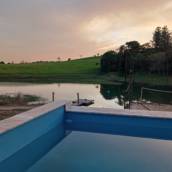 Borda para Piscina no Riviera II– Elegância com Mármore Travertino