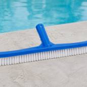 Escova para limpeza de piscina em Avaré