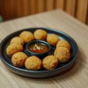 Bolinho de Costela Desfiada Recheado com Queijo 