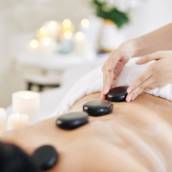 Massagem relaxante com pedras quentes