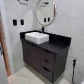 Valorize seu banheiro com um balcão de design moderno, desenvolvido para unir praticidade, organização e sofisticação. Com estrutura suspensa, oferece um visual leve e facilita a limpeza do ambiente, além de contar com amplo espaço interno para armazenar itens de higiene e uso diário.

Seu projeto funcional inclui portas e gavetas que proporcionam melhor organização, sendo ideal para banheiros e lavabos de diferentes tamanhos.

Destaques:

* Design moderno e funcional.
* Estrutura suspensa.
* Portas e gavetas com excelente espaço interno.
* Ideal para cuba de apoio.
* Fácil de organizar e limpar.
* Perfeito para banheiros e lavabos.

Não acompanha cuba, torneira, espelho, bancada ou itens decorativos.