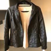 Jaqueta Plus Size de Couro Eco (Semelhante a da Foto Disponível mas Cores e Tamanhos: Café: 46 , Preta: 48