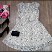 Vestido curto branco em renda