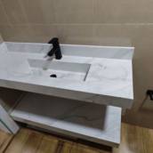 A QG Empreendimentos executa a fabricação e instalação de pias, nichos, bancadas e lavatórios em porcelanato sob medida, unindo sofisticação, funcionalidade e excelente acabamento. Desenvolvemos soluções personalizadas para banheiros, lavabos, cozinhas, áreas gourmet e espaços comerciais, sempre de acordo com o projeto e as necessidades do cliente.

Realizamos todas as etapas do serviço, desde a preparação da estrutura até a instalação e o acabamento final, utilizando técnicas de corte e acabamento que garantem precisão, resistência e um visual elegante. Trabalhamos com porcelanatos de diversos formatos e padrões, criando peças modernas, duráveis e de fácil manutenção, que valorizam qualquer ambiente.