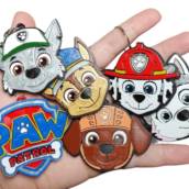 Lindos chaveiros temáticos
Opção perfeita para lembrança de aniversário
Feitos com material biodegradável
Escolha seu tema favorito. Temos diversos modelos
Podem ser enfeites de árvore de Natal ou irmãs de geladeira