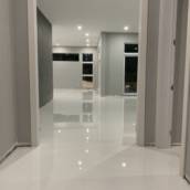 A QG Empreendimentos realiza a instalação de pisos e porcelanatos em ambientes residenciais, comerciais e corporativos, garantindo um acabamento preciso, nivelado e de alta qualidade. Executamos desde a preparação da base até o assentamento e o rejuntamento, utilizando técnicas e materiais adequados para assegurar durabilidade e excelente resultado estético.

Trabalhamos com porcelanatos de grandes formatos, pisos cerâmicos, vinílicos e revestimentos em geral, oferecendo soluções para novas construções e reformas. Cada projeto é executado com atenção aos detalhes, alinhamento perfeito das peças e compromisso com a qualidade, proporcionando ambientes modernos, sofisticados e valorizados.