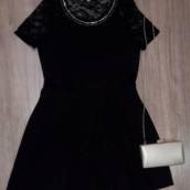 Vestido curto preto.
