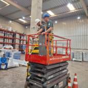 O Treinamento de Operação de PTA tem como objetivo capacitar trabalhadores para operar plataformas elevatórias com segurança, atendendo às exigências da legislação trabalhista (NR-12 e NR-35), das normas técnicas nacionais e internacionais (como a ABNT NBR 16776 e NBR 16777), prevenindo acidentes e garantindo eficiência operacional.

Objetivos

Atender às normas e legislações aplicáveis à operação de PTA;
Ensinar práticas seguras de operação, inspeção e manutenção básica;
Conscientizar sobre riscos associados ao trabalho em altura e com equipamentos móveis;
Capacitar operadores em técnicas de condução, elevação e posicionamento seguro;
Reduzir acidentes e preservar a integridade de trabalhadores e patrimônio.