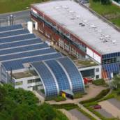 Indústrias e Empresas Redução de impostos e tarifas, selo solar e certificação LEED para maior negociação de seus produtos e serviços, venda de crédito de carbono.