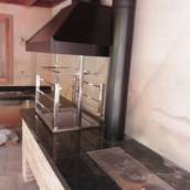 Churrasqueira em aço inox com sistema de elevagrill
