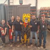 O Treinamento de Brigada de Incêndio é voltado para capacitar trabalhadores indicados pela empresa a atuarem na prevenção e no combate a princípios de incêndio, bem como na organização e orientação de abandono de área e na prestação de primeiros socorros em situações emergenciais.

Objetivos

Atender às exigências da NR-23 (Proteção Contra Incêndios), legislações estaduais e normas do Corpo de Bombeiros;
Formar brigadistas capacitados para atuar de forma organizada em emergências;
Ensinar procedimentos de abordagem inicial em primeiros socorros;
Garantir maior proteção às pessoas, patrimônio e meio ambiente.