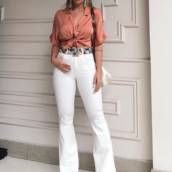 Calça flare com cinto