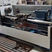 O torno mecânico é uma máquina utilizada na usinagem de peças metálicas, plásticas ou de outros materiais. Seu funcionamento ocorre por meio da rotação da peça enquanto uma ferramenta de corte remove o material, permitindo realizar operações como corte, furação, rosqueamento, faceamento e acabamento. É amplamente utilizado na indústria para fabricação e manutenção de componentes com precisão e qualidade.