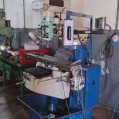 A fresadora Diplomat 3001 é uma máquina-ferramenta utilizada em processos de usinagem para fabricação e acabamento de peças metálicas com alta precisão. Muito usada em oficinas mecânicas, ferramentarias e indústrias, ela permite realizar operações como fresamento, furação, rasgos, faceamento e usinagem de superfícies planas ou complexas.