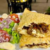 TIRAS DE PICANHA, QUEIJO MUSSARELA E CATUPIRY ORIGINAL. ACOMPANHA SALADA COM ALFACE, TOMATE, CEBOLA ROXA E PALMITO, E TEMPERO DA CASA.
