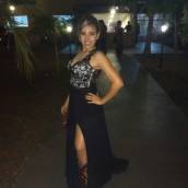 Vestido preto com aplicação de renda com fenda