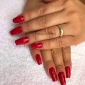 Unha com esmaltação vermelha 