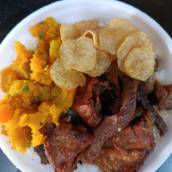 Arroz branco, feijão em caldo, batata frita, abóbora refogada, frango à passarinho e carne bovina em tiras