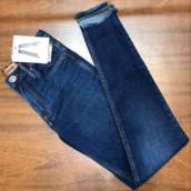 Calça Jeans Skinny c/ barra Desfiada ( Única peça, semelhante a da Foto, Disponível no Tamanho: 36)
