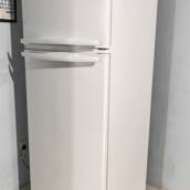 Descrição: Transforme sua geladeira com adesivos de alta qualidade, renovando o ambiente sem precisar trocar o eletrodoméstico.