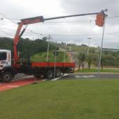 Caminhão com Cesto Aéreo