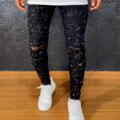 Calça Jeans Masculina Preta Skinny com Rasgo no Joelho e Detalhes Splash