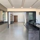 Casa no Condomínio Renoir 3 quartos sendo 3 suítes, imóvel repleto de móveis planejados e ar condicionado. Condomínio com lazer completo e segurança 24hrs.