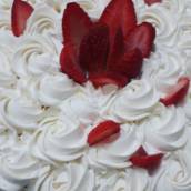 Bolo de Quatro Leites com Morango 