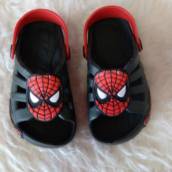 calçado homem aranha