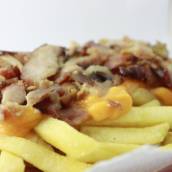 Porção de Batata Frita com Bacon e Cheddar Grande.