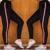 Calça de Bengaline com Listras Laterais (Semelhante a da foto, Disponível no Tamanho: 48)